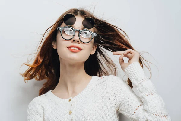 Женские очки белый свитер обрезанный вид студии — стоковое фото