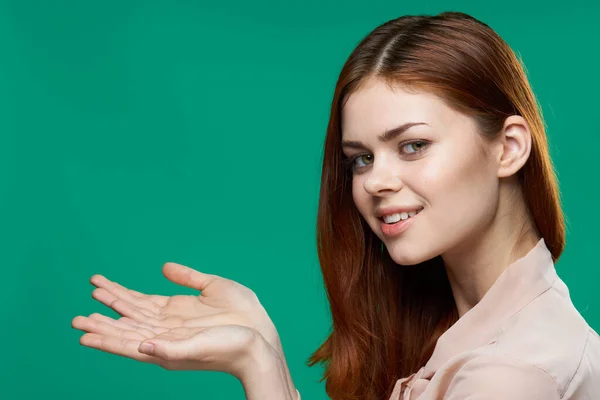 Mulher alegre gesticulando com as mãos emoções verde fundo estúdio — Fotografia de Stock