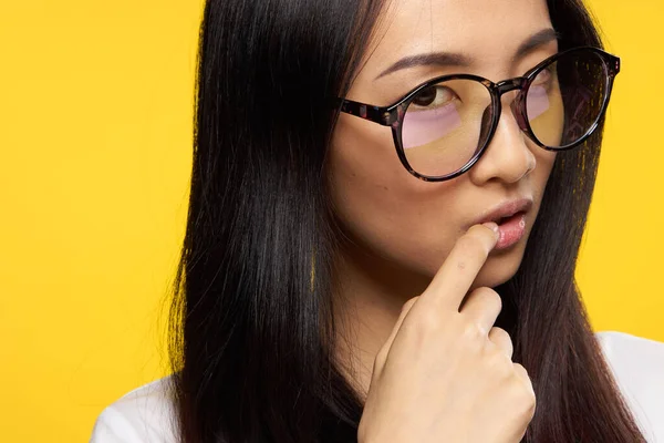 Γυναίκα ασιατική εμφάνιση γυαλιά ελκυστική εμφάνιση κρατά δάχτυλο στα χείλη — Φωτογραφία Αρχείου