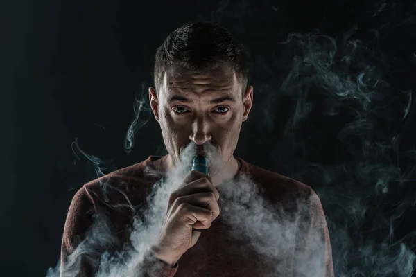 Man smokes vape smoke Electronics vaping nicotine — Stock Photo, Image