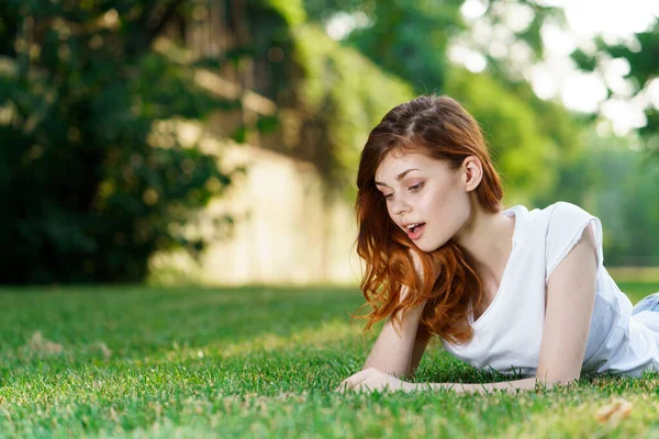 Frau liegt auf dem Gras Ruhe Park Natur frische Luft — Stockfoto