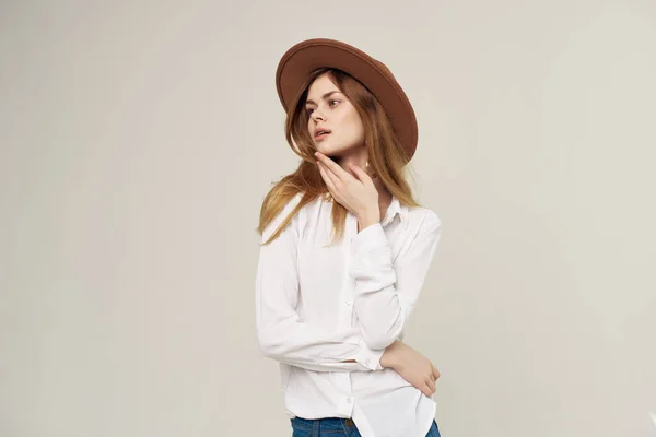 Mujer con sombrero moda calle estilo ropa camisa blanca en primer plano — Foto de Stock