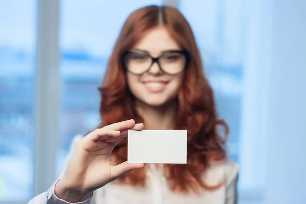 Femme d'affaires joyeuse avec une carte de visite dans ses mains gestionnaire de bureau Espace de copie — Photo