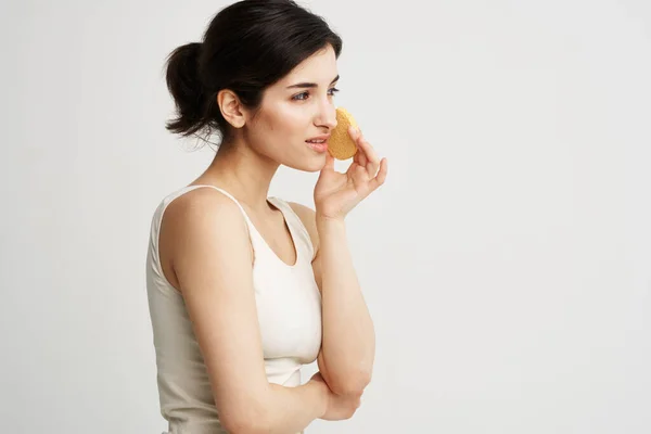 Vacker kvinna i tank top kosmetika hudvård makeup remover svamp — Stockfoto