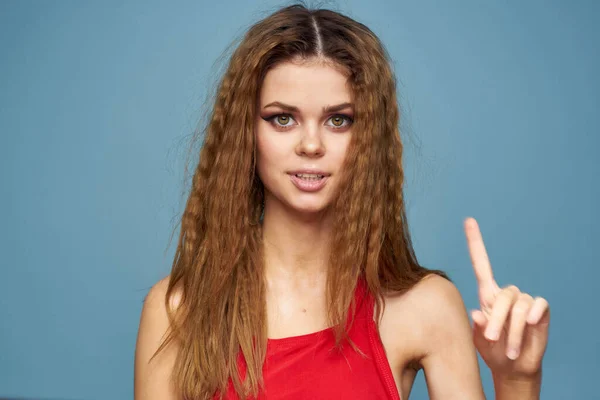 Mulher bonita com cabelo ondulado maquiagem brilhante vermelho t-shirt estilo de vida azul fundo modelo — Fotografia de Stock