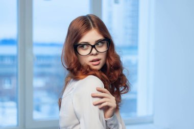 İş kadını, ofis işlerinde profesyonel bir yönetici olarak el kol hareketi yapıyor.