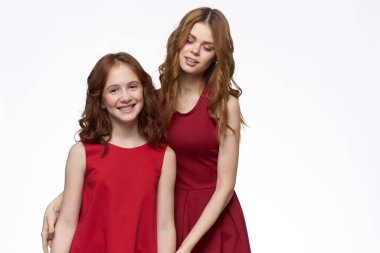 Anne ve kızı yan yana durur ve eğlenceli aile ışığı arka planında