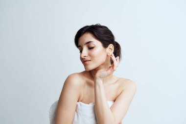 Güzel kadın çıplak omuzlar, cilt bakımsız duş manzarası.