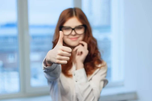 Donna d'affari in camicia bianca ufficio documenti manager professionale Copia Spazio — Foto Stock