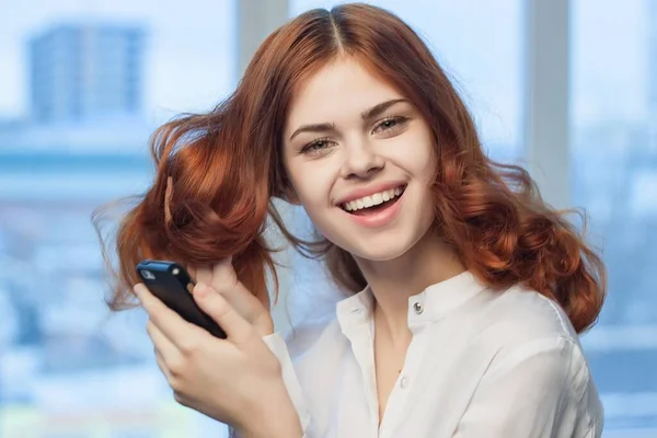 Geschäftsfrau im Hemd mit Telefon in der Hand arbeitet professionelle Kommunikation — Stockfoto