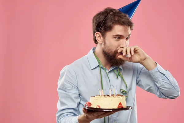 생일 축하 파티에서 핑크 색 배경에 케이크를 갖고 있는 눈먼 남자 고독을 모델 로 — 스톡 사진