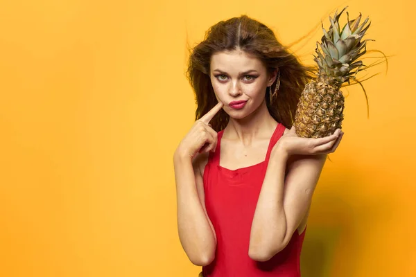 Mulher com abacaxi em mãos branco t-shirt exótico verão divertido amarelo fundo — Fotografia de Stock