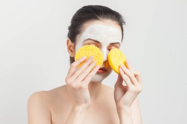 Yüzü maske takan esmer, çıplak omuzlu tenli.