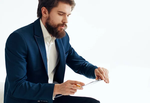 Homme d'affaires en costume avec des documents sur les genoux sur fond clair vue recadrée — Photo