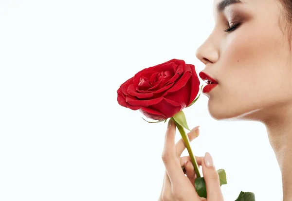 Bájos hölgy vörös rózsa kezében meztelen vállak smink modell — Stock Fotó