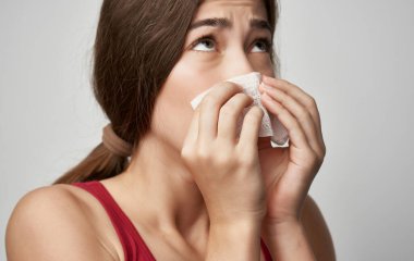 Kırmızı tişörtlü hasta kadın sağlık sorunları soğuk mendil