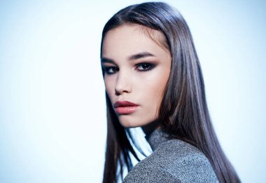 Akşam makyajı çekici kadın model esmer gri süveter