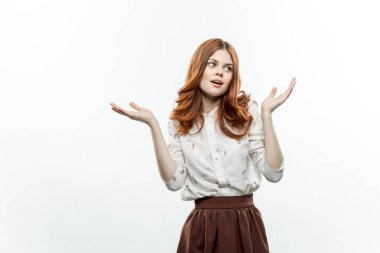 Şık bir kadın, resmi kıyafet stüdyo modeli.