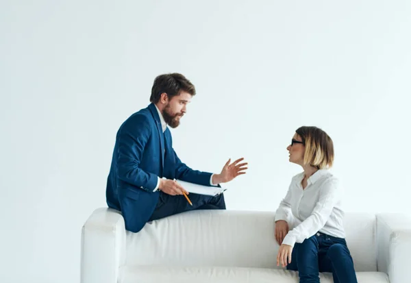 I colleghi di lavoro siedono sul divano comunicando le emozioni interiori dello stile di vita — Foto Stock