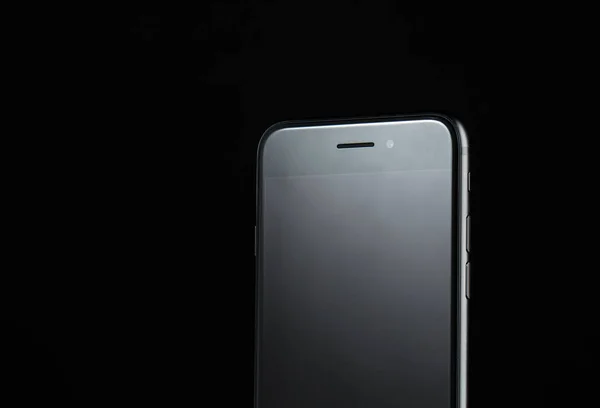 Teléfono móvil con pantalla táctil sobre fondo negro nuevas tecnologías sin botones —  Fotos de Stock