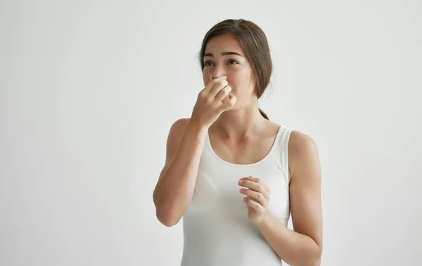 Brunette in wit t-shirt veegt haar gezicht met een zakdoek gezondheidsproblemen koud — Stockfoto