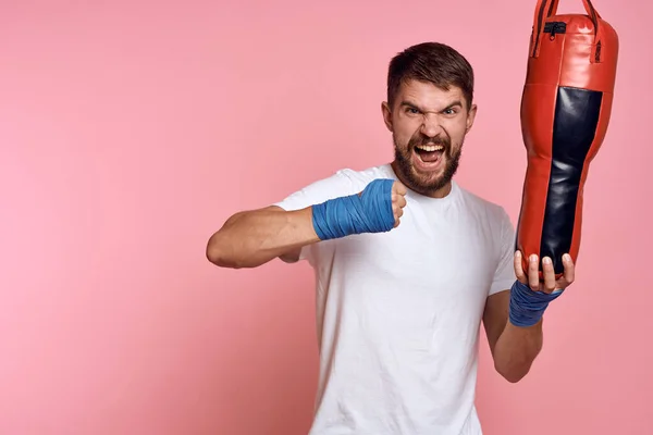 Hombre deportivo camiseta blanca saco de boxeo gimnasio — Foto de Stock