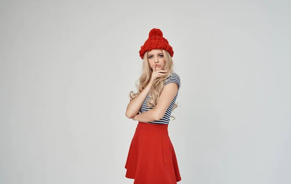 Elegante rubia con una camiseta a rayas y gestos de sombrero de punto con sus manos Copiar espacio — Foto de Stock