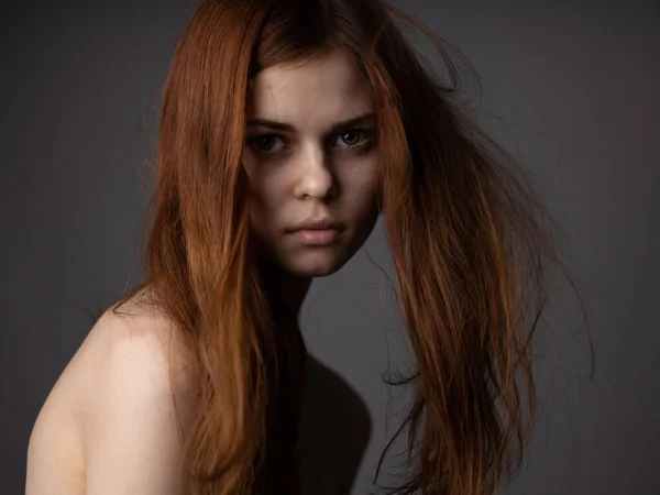 Gyönyörű vörös hajú nő szürke háttér vágott kilátás meztelen vállak közelkép modell — Stock Fotó