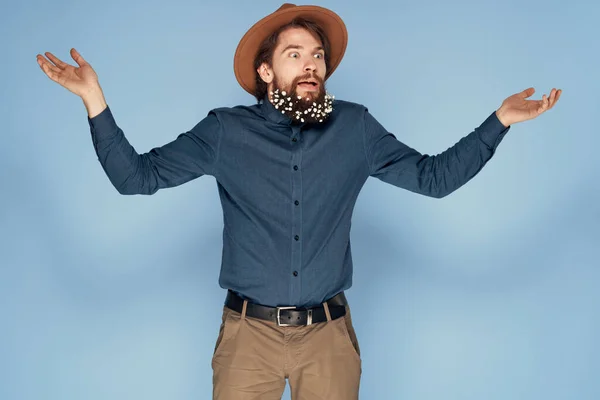 Mann mit Hut Emotionen Freude Blumen Studio Hemd modische Kleidung — Stockfoto