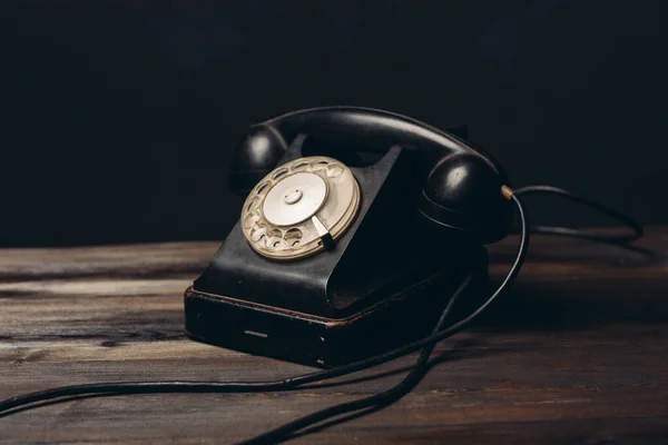 Preto retro telefone na mesa escritório velho tecnologia chamada antiguidade — Fotografia de Stock