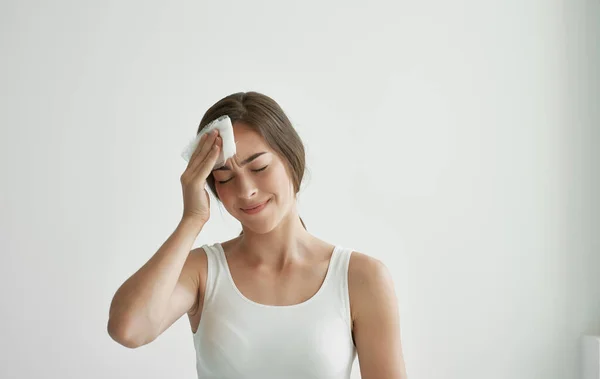 Mujer con un resfriado con problemas de salud de la gripe en la cabeza —  Fotos de Stock