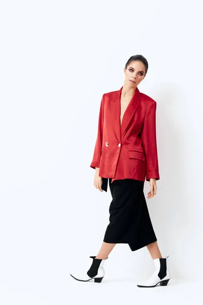 Kvinna i en röd jacka ljusa kosmetika fashionabla kläder — Stockfoto