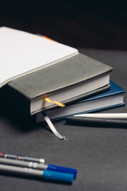 defter ve kalem belgeleri ofis çalışma masası gri arkaplan