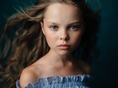 Koyu arkaplanda güzel bir kız bebek, yakın plan kesilmiş bir portre.