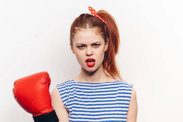 Femme en t-shirt rayé et gants de boxe rouge agressivité sport — Photo