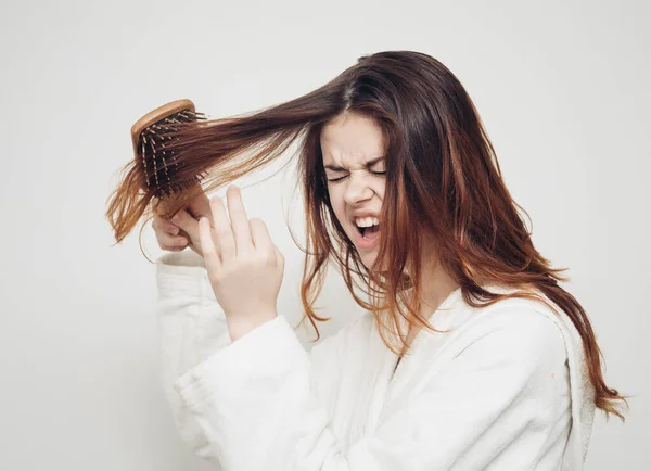 Γυναίκα χτένισμα εύθραυστα μαλλιά άκρα διάσπαση άκρα προβλήματα υγείας — Φωτογραφία Αρχείου