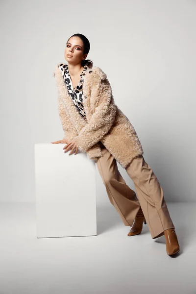 Mooie vrouw luipaard print shirts herfst mode model — Stockfoto