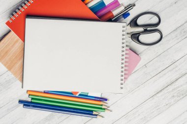 Not defteri makası çizmek için kalemler ofis ahşap masası