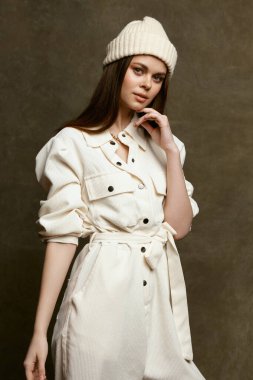 Tulum içinde seksi esmer manken ve kafa portresi üzerinde şapka kesilmiş manzara.