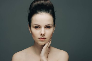 Kadın çıplak omuzlar ve temiz cilt cazibesi koyu arka plan