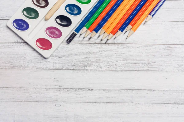 Acuarela pintura colores lápices madera mesa arte escuela dibujo fondo imagen — Foto de Stock