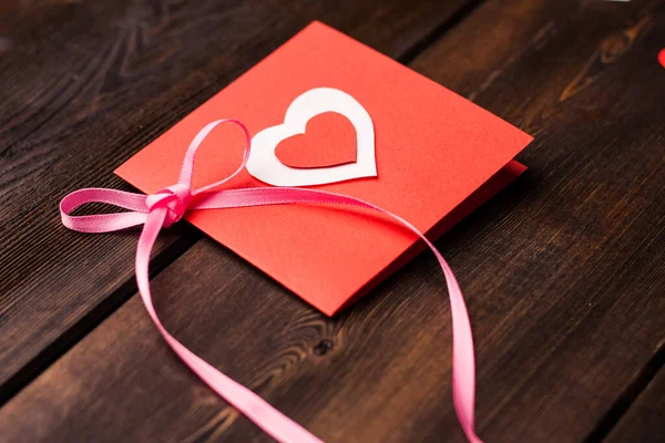 Rode kaart met hart cadeau vakantie liefde romantiek — Stockfoto