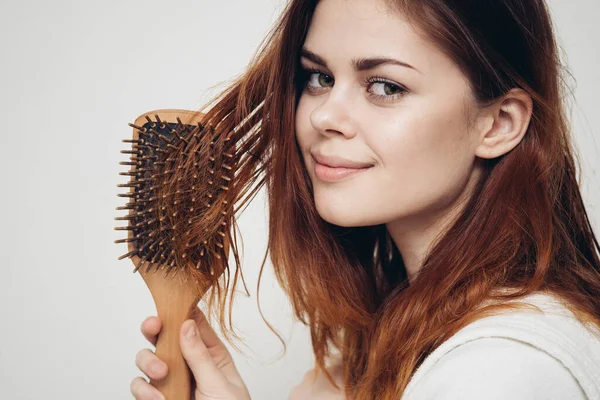 Mulher com pente na mão emaranhado problemas de saúde do cabelo — Fotografia de Stock