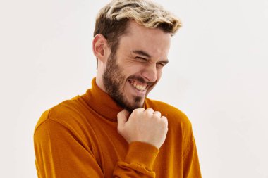 Modaya uygun saç stili, kendine güvenen eli yüzüne yakın bir adam.