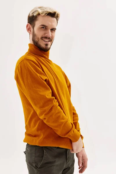 楽しい男でセーターメンズ服現代的なスタイル隔離された背景 — ストック写真