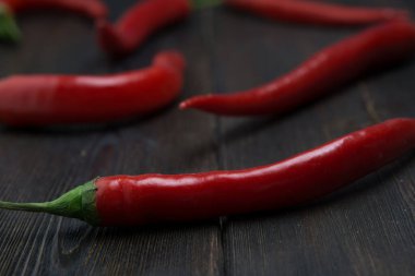 Kırmızı biber çeşnili mutfak ahşap arka plan baharatı