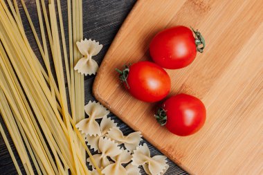 İtalyan makarnası, kirazlı domates mutfağı için malzemeler.