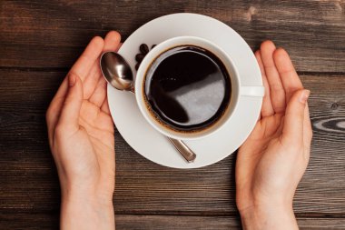 Kahvaltı için tatlı çörek kahve fincanı tarçınlı