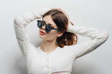 Güneş gözlüğü takan güzel bir kadın. Büyüleyici bir yaşam tarzı. Stüdyo tarzı.