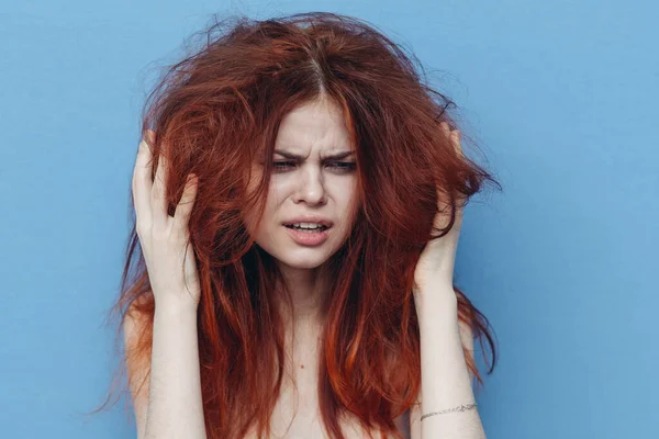 Frau mit zerzausten Haaren auf blauem Hintergrund brüchig endet Frisur Modell — Stockfoto